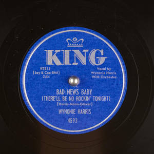 King Records 復古黑膠唱片標籤的特寫，藍色中心帶有銀色文字。 — 音樂 壁紙