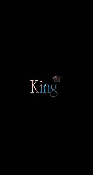 在黑色背景上發光的「King」字，上面有一個皇冠。 — 簡約暗黑美學 壁紙