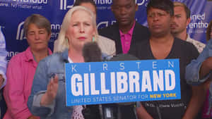 Kirsten Gillibrand 在競選集會上發言，身後有支持者。 — 紐約 壁紙