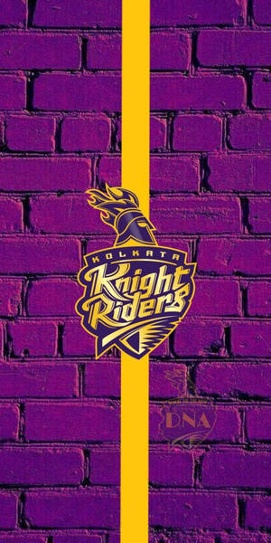 Kolkata Knight Riders 運動隊標誌在紫色磚牆上，帶有黃色條紋。 — 加爾各答騎士隊 壁紙