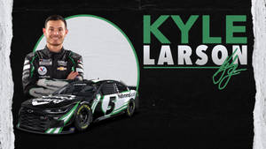Kyle Larson 穿著賽車服，在他的 5 號賽車旁邊，有名字和簽名。 — 霧面黑色 壁紙