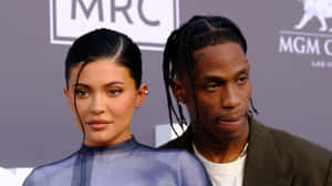 Kylie Jenner 和 Travis Scott 在正式活動中穿著時尚服裝。 — 崔維斯·史考特 GIF 壁紙