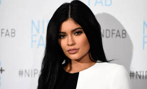 Kylie Jenner 在品牌活動中身穿黑白套裝。 — 凱莉·珍娜 壁紙