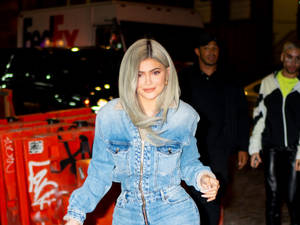 Kylie Jenner 穿著牛仔服裝在夜間城市中行走 — 凱莉·珍娜 壁紙
