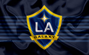 LA Galaxy 足球隊標誌在帶有條紋的深藍色緞面旗幟上。 — 運動 壁紙