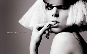 Lady Gaga 黑白照，戴著白色鮑伯頭假髮和太陽眼鏡，手指靠近嘴唇。 — 女神卡卡 壁紙