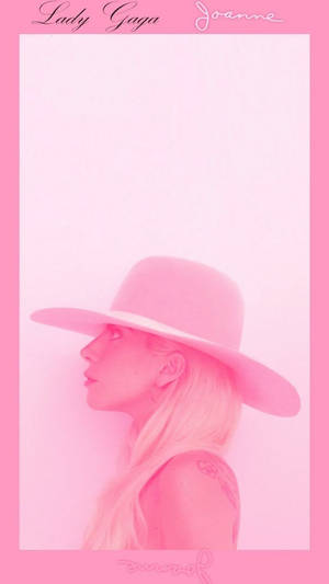 Lady Gaga 側面，戴著粉紅色帽子，背景是粉紅色，帶有專輯標題文字。 — 可愛粉色女孩 壁紙