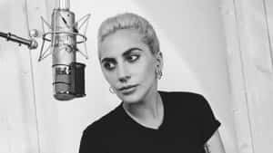 Lady Gaga 在錄音室裡拿著麥克風。 — 女神卡卡 壁紙