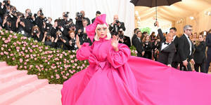 Lady Gaga 身穿粉紅色長袍在 Met Gala 紅地毯活動上揮手。 — 女神卡卡 壁紙