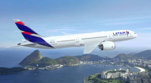 LATAM 飛機飛越里約熱內盧，下方是甜麵包山和城市。 — 藍天 壁紙