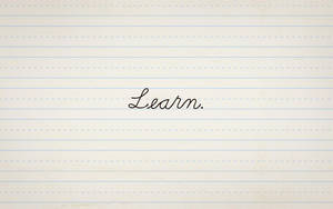 「Learn.」一詞以草書寫在橫線筆記本紙上。 — 紋理 壁紙