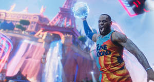 LeBron James 身穿Tune Squad球衣，手持發光籃球，在巴黎天際線前跳躍。 — 怪物奇兵 壁紙