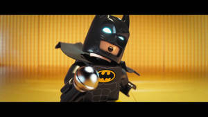 LEGO Batman 迷你人偶發光的眼睛，手持銀色蝙蝠形狀武器。 — 可愛 壁紙
