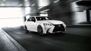 白色Lexus轎車在夜間隧道中疾馳。 — Pro Display XDR 壁紙