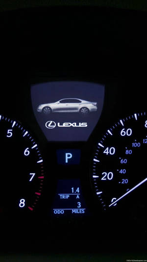 Lexus 汽車儀表板，帶有發光儀表和銀色轎車圖形。 — 凌志 壁紙