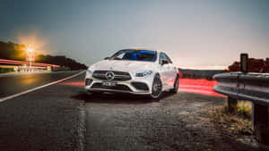 白色Mercedes-AMG CLA45 S在黃昏時停泊在路邊，帶有紅色光軌。 — Mercedes Benz C300 壁紙