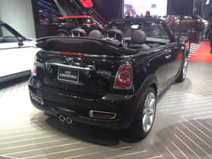 黑色MINI Convertible在車展上敞篷 — 霓虹車 壁紙