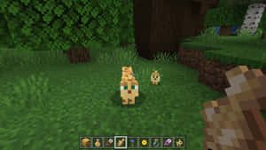 兩隻Minecraft雞在一個有草地的森林中，樹木和玩家介面可見。 — 我的世界 壁紙