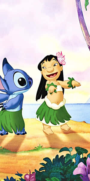 Lilo 和 Stitch 在陽光明媚的海灘上跳舞，身後有棕櫚樹和海洋。 — 18:9 壁紙