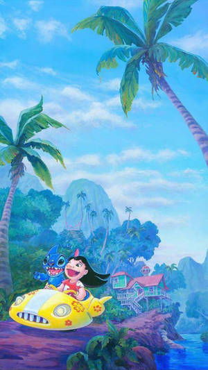 Lilo 與 Stitch 駕駛黃色汽車穿過熱帶島嶼景觀，有棕櫚樹和一間房屋。