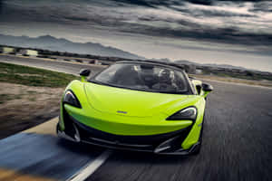 萊姆綠色McLaren 570S敞篷跑車在賽道上以模糊動態奔馳。 — Surface Pro 壁紙