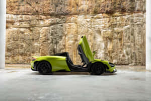 萊姆綠色McLaren跑車，車門打開，背景為石牆。 — Surface Pro 壁紙