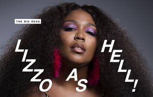 Lizzo 塗上紫色眼影並戴著粉紅色羽毛耳環的工作室肖像，帶有粗體文字疊加。 — 麗珠 壁紙