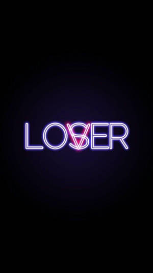 在深色背景上以紫色和粉紅色拼出 LOSER 的霓虹燈標誌。 — 垃圾美學 壁紙
