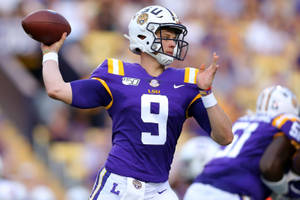 LSU 美式足球員 9 號在比賽中投擲足球。 — 喬·布羅 壁紙