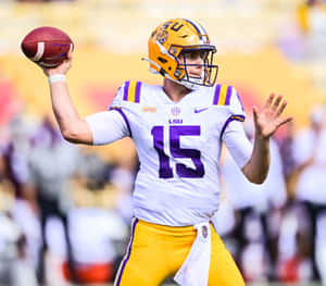 LSU 美式足球員15號在比賽中投擲足球。 — 運動風 壁紙