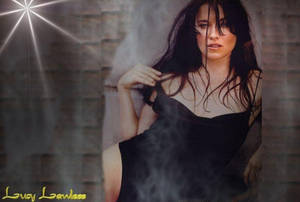 Lucy Lawless 身穿黑色連衣裙，煙熏髮型，戲劇性燈光。 — 黑色 壁紙