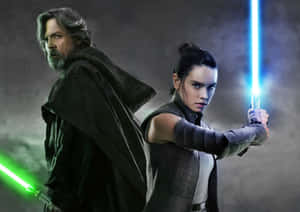 Luke Skywalker 和 Rey 以戲劇性的姿勢手持光劍。 — 星際大戰 雙螢幕 壁紙