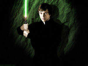 Luke Skywalker 在黑暗洞穴中手持綠色光劍。 — 達斯維德 4K 壁紙