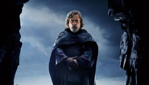 Luke Skywalker 身穿黑色斗篷，站在岩石拱門下，天空暴風雨。 — 洞穴 壁紙