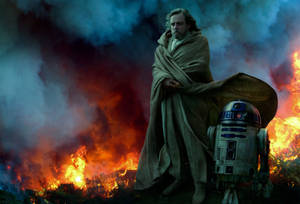 Luke Skywalker 和 R2-D2 在黃昏時分站在火海戰場前。 — 天行者崛起 壁紙