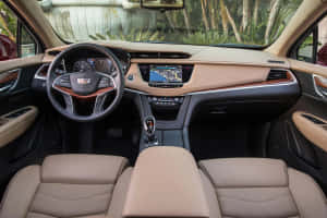 米色皮革車內裝，配有木質飾邊和數位儀表板。 — MacBook Air M4 壁紙