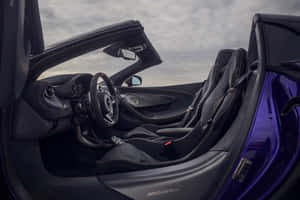 紫色McLaren跑車內裝，黑色皮革座椅和碳纖維飾邊。 — Surface Pro 壁紙