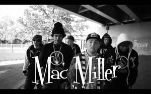 Mac Miller 和他的團隊在高架橋下，牆上有塗鴉。