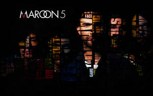 在黑暗背景上帶有碎片化文字疊加的 Maroon 5 樂隊標誌。 — 標誌 壁紙
