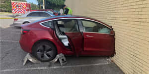 栗色Tesla撞上磚牆，車門敞開，應急人員在場。 — 特斯拉 壁紙