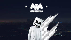 Marshmello 身穿白色西裝和頭盔，俯瞰夜晚發光的城市。 — 棉花糖 壁紙