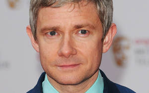Martin Freeman 在活動中穿著正式服裝，背景模糊。 — 克里斯·馬汀 壁紙