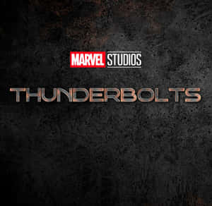 Marvel Studios《雷霆特攻隊》標題標誌位於深色紋理背景上。 — 紫色夜空 壁紙