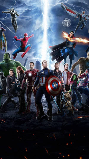 Marvel 復仇者聯盟團隊在雷電交加的暴風雨天空下並肩站立。