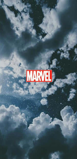 Marvel 標誌位於星空雲層天空的中央 — 漫威標誌 壁紙
