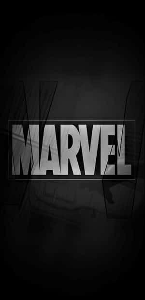 深色紋理背景上的銀色 Marvel 標誌 — 漫威標誌 壁紙