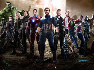 Marvel 超級英雄團隊在暴風雨戰場場景中英勇擺姿勢。 — 漫威復仇者聯盟 壁紙