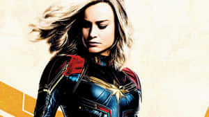 Marvel 隊長身穿標誌性戰衣，頭髮隨風飄揚。 — 驚奇隊長 壁紙