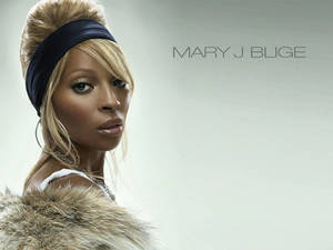 Mary J Blige 穿著毛皮和頭帶的工作室肖像。 — 音樂 壁紙