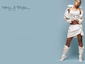 Mary J Blige 身穿白色服裝站在藍色背景前。 — 模特兒 壁紙